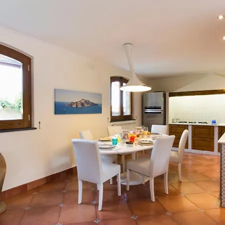 펜션 Sleeps 8 Pool Air Con Wifi 소렌토